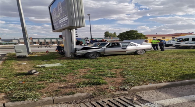 Sivas’ta otomobil reklam panosuna çarptı, 2 kişi yaralandı