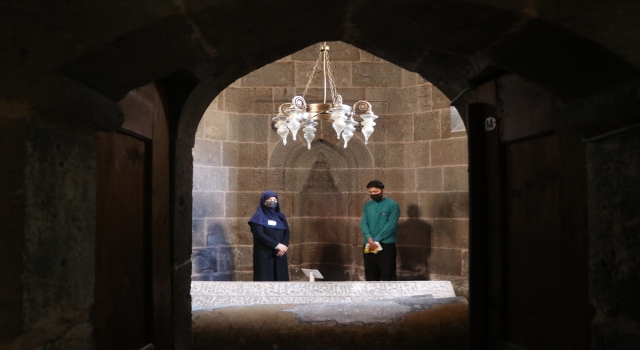 Fedakar çift, Mahperi Hunat Hatun Türbesi’nin bakımını yapıyor