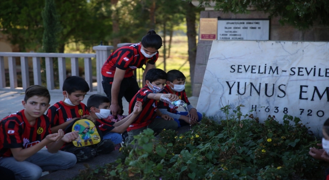Yunus Emre Eskişehir’de kabri başında anıldı