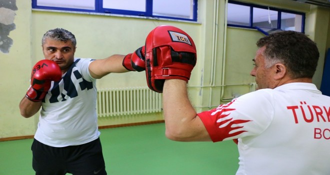 Doktorlar savunmaya geçti, boks öğreniyorlar...