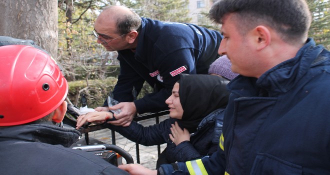 Demir korkuluk saplandı...