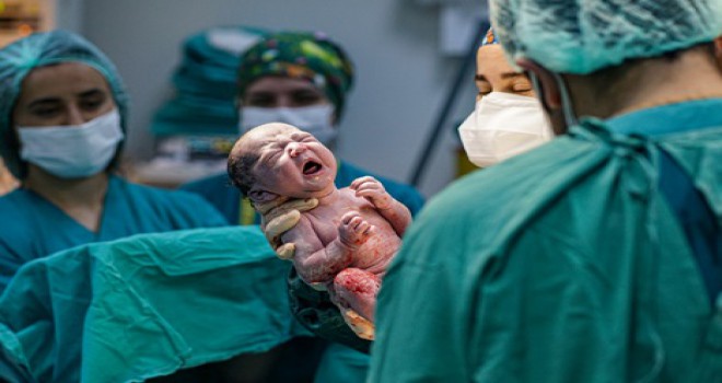 Tarihi hastanenin koridorları pandemiye inat bebek sesiyle yankılanıyor