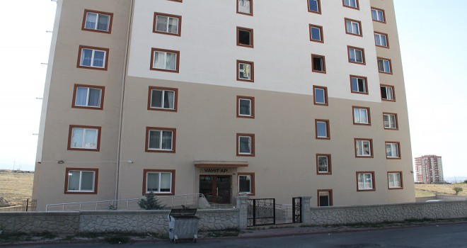 Eşini evde tabancayla vurdu...