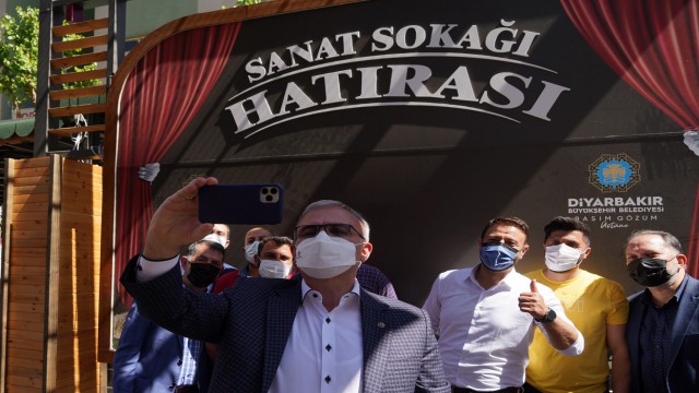 Münir Karaloğlu’ndan ’sanat’sal selfie