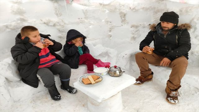 Sivas'ta çocukların kardan yaptıkları "mini evde" çay keyfi