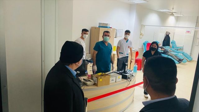 Aksaray Valisi sıradan vatandaş gibi hastanede denetim yaptı