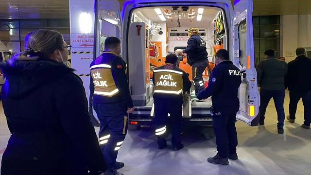 Boşanma aşamasında olduğu eşini ve eşinin ailesinden 3 kişiyi yaraladı