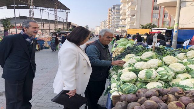CHP Milletvekili Dr. Müzeyyen Şevkin, Adana’da pazarcı esnafını gezdi, tezgah başındaki felsefe öğretmeni ve ziraat mühendisi gençlerle dertleşti.