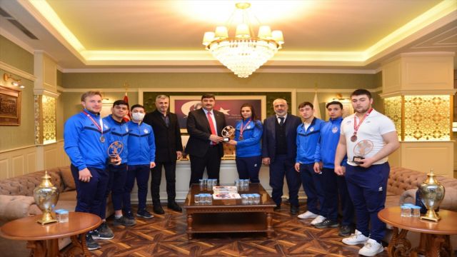 Kahramankazan'da başarılı halterciler ödüllendirildi