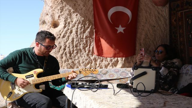Kapadokya'da tura katılan turistler "gitarlı rehber"in nağmeleriyle eğleniyor