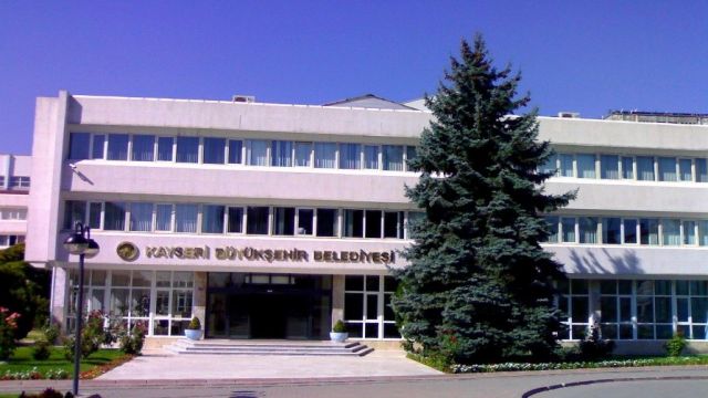 Kayseri Büyükşehir Belediyesi, kış şartlarından etkilenen yolları onarıyor