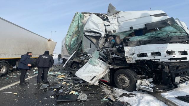 Kayseri'de 2 tırın da karıştığı zincirleme kazada bir kişi yaralandı