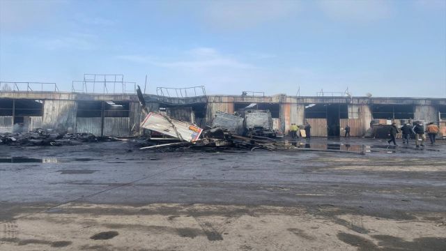 Kayseri'de sanayi sitesinde çıkan yangında 10 dükkan ve 3 tır yandı