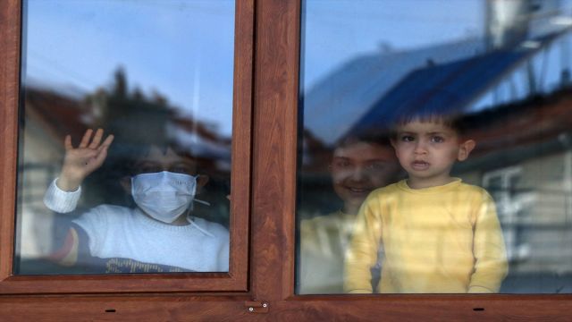 Kızlarını kaybettikleri hastalığı taşıyan 3 çocukları için mücadele veriyorlar