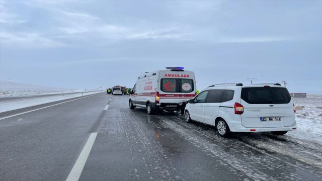Konya'da tur otobüsü devrildi 5 kişi öldü, 26 kişi yaralandı
