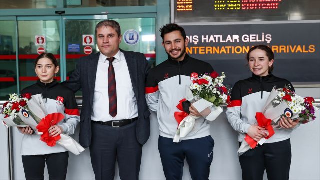 Milli kayakçılar, Ankara'da çiçeklerle karşılandı