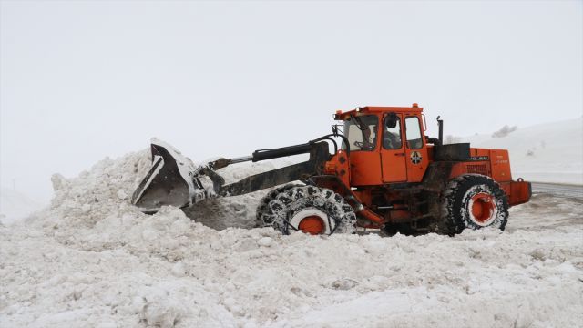 Sivas'la Kayseri'de kar ve tipi hayatı olumsuz etkiliyor