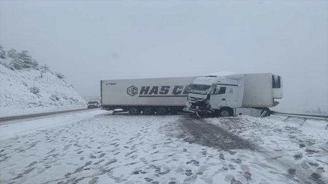 Sivas'ta bariyerlere çarpan kamyonun sürücüsü yaralandı