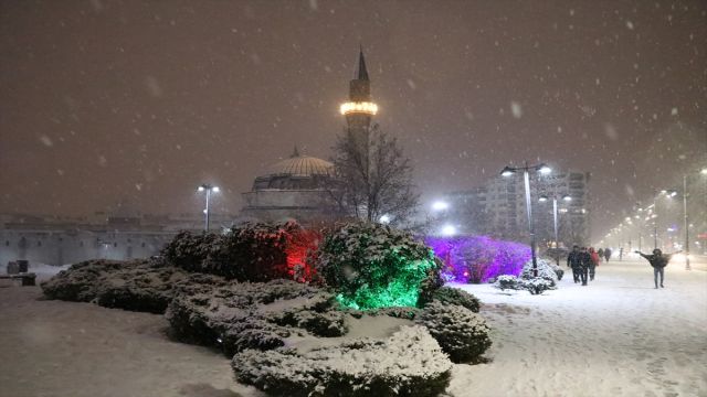 Sivas'ta kar yağışı etkili oldu