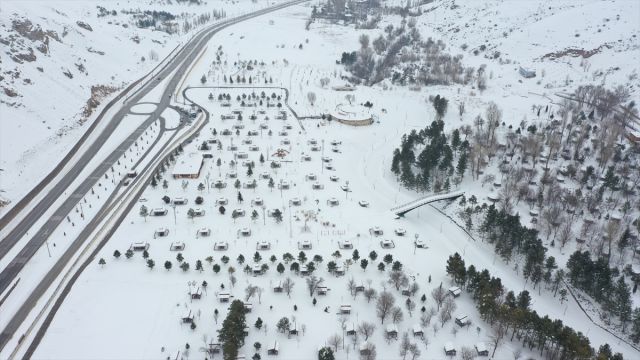 Sivas'ta kar yağışı nedeniyle 629 köy yolu ulaşıma kapandı.
