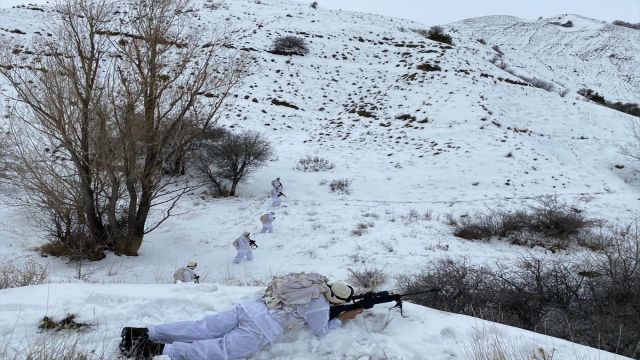 Sivas'ta komandolar karlı arazide operasyon eğitimi yaptı