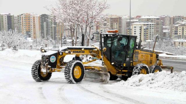Talas'ta belediye ekipleri kar temizleme çalışması yapıyor