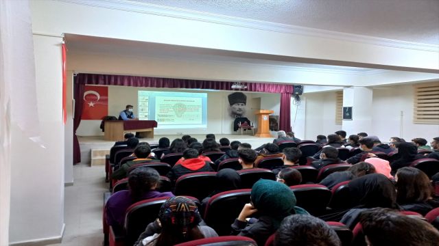 Ulaş'ta emniyet personelinden öğrencilere "güvenli internet" semineri