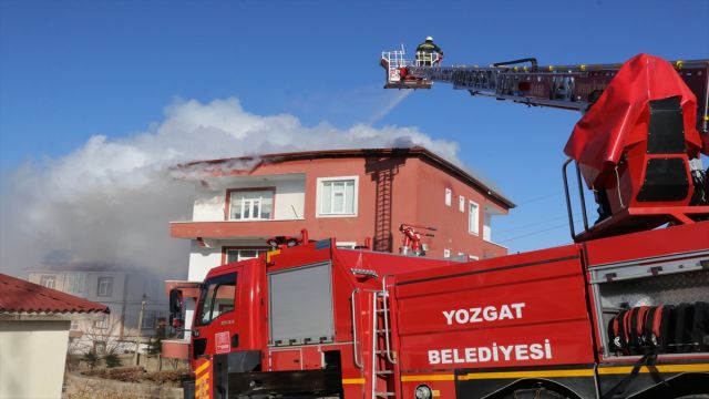Yozgat'ta çıkan yangında 4 katlı binanın çatısı kullanılamaz hale geldi