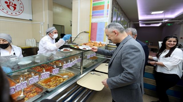 Eskişehir Valisi Ayyıldız üniversiteli öğrencilerle iftar yaptı