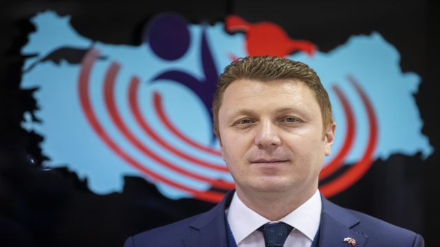 Kayıp kişiler, telefonlara gönderilen "fotoğraf ve eşkal" mesajlarıyla bulunuyor