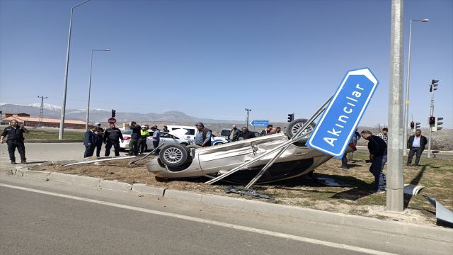 Sivas'ta iki otomobilin çarpıştığı kazada 3 kişi yaralandı