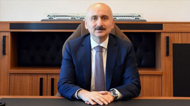Ulaştırma ve Altyapı Bakanı Karaismailoğlu, Eğiste Hadimi Viyadüğü şantiyesinde konuştu: