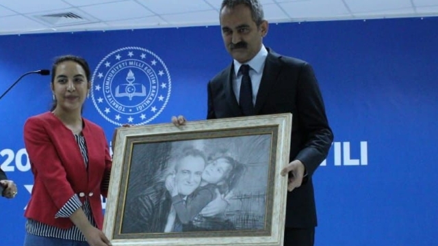 Milli eğitim Bakanı Özer'e Nevşehir'de resim sürprizi
