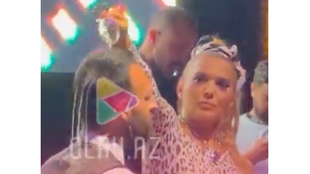 Şarkıcı Demet Akalın Beğenmediği İçkiyi Garsonun Üzerine Döktü!