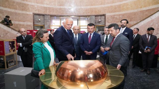 Bakan Ersoy, ASBÜ'de Türkçe Verintiler Sergisi’ni gezdi