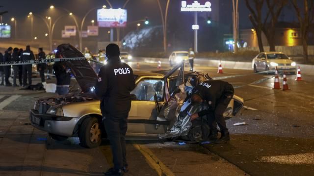 Başkentte iki otomobil çarpıştı: 2 ölü, 3 yaralı
