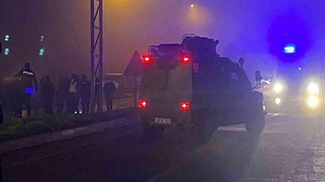 Diyarbakır'da polis servis aracına bombalı saldırı: 1 sivil, 8 polis yaralı