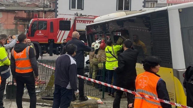 İstanbul'da tramvay ile İETT otobüsü çarpıştı