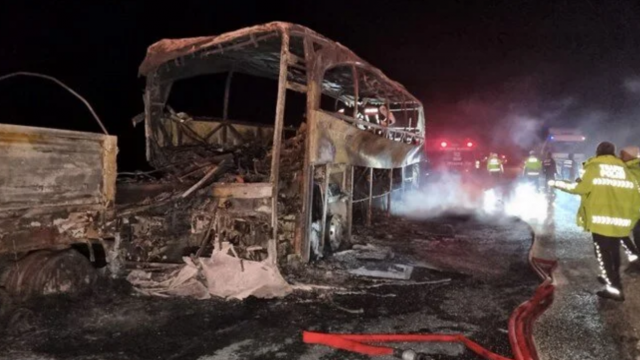 Mersin'de otobüs TIR'a çarptı: 2 şehit , 33 yaralı var