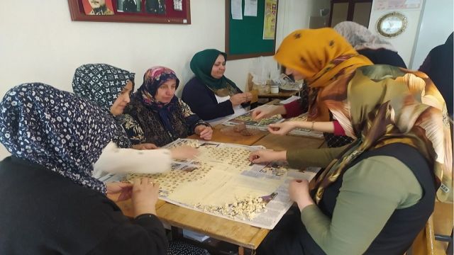 Kuran Kursu öğrencileri depremzedelere mantı yaptı...