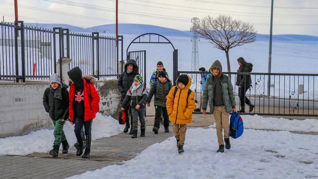 Türkiye'de tüm okullar 13 Şubat'a kadar tatil edildi....