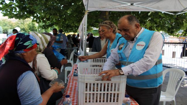 Tulpar Derneği Ankara Hacı Bayram’da şehitler için aşure dağıttı