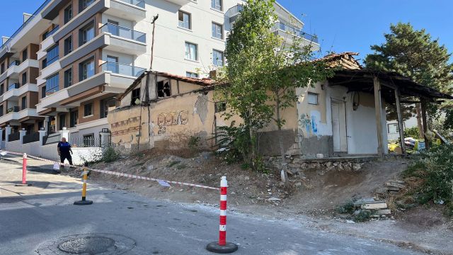 Çankaya’da Tehlike Arz Eden Yapıların Yıkımı Devam Ediyor