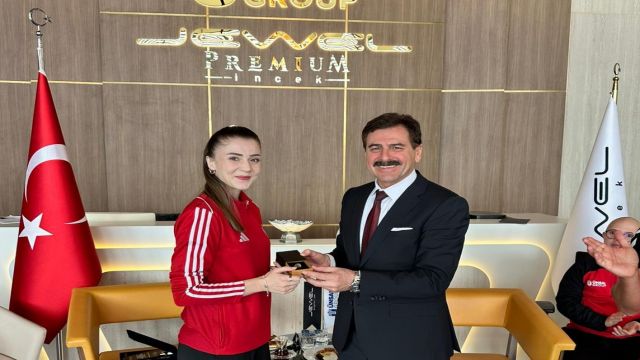 Orhan Ünsal'dan Milli tekwandocuya başarı ödülü...