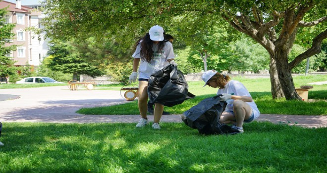 Yabancı gençler parklarımızı temizledi...
