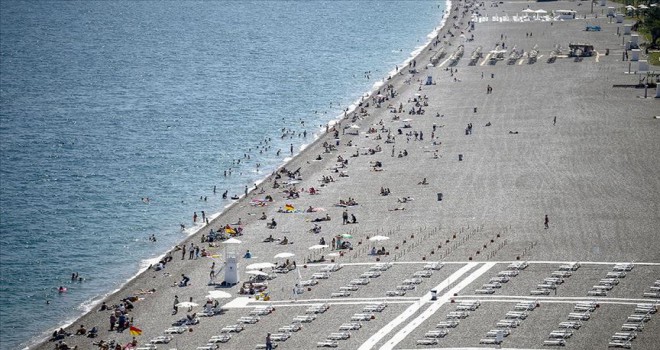 Dünyaca ünlü Konyaaltı sahilinde yoğunluk