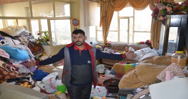 8 kamyon çöp bir evden çıkarıldı...