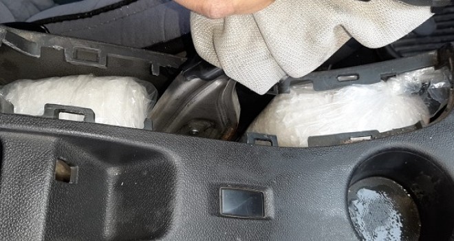 Şeytanın aklına gelmez! El freni kutusuna yerleştirmişler