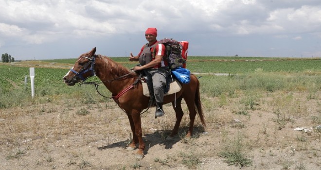Vatani görevi için At sırtında yollarda...