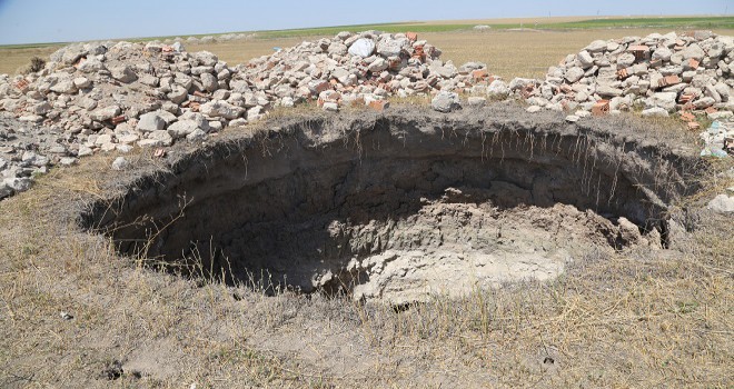 Eskişehir'de 7 metrelik obruk oluştu...